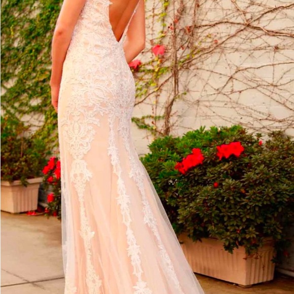 Brand new wedding dress. Last several pictures are from the Nox Anabel web site - Picture 10 of 11